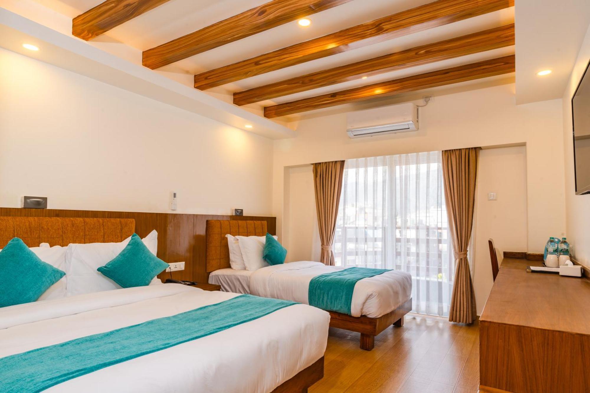 Pokhara Alpine And Springs Hotel Exterior foto